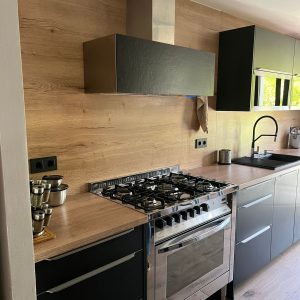 NEGRO Y MADERA FUNDIDOS