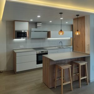 BLANCO, MADERA Y GRIS SUTIL